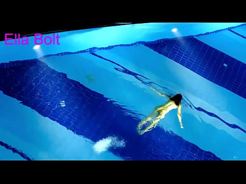 ❤️ Non podo deixar de mirar, unha moza loira que é sorprendida nadando espida na piscina do resort ELLA BOLT Super sexo en nós ❌❤