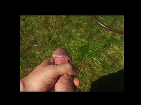 ❤️ A guapa quente recibe o seu coño rosa fodido e corre cun chorro nun xardín de verán Super sexo en nós ❌❤