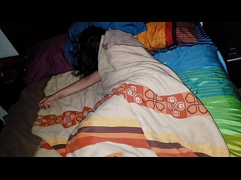 ❤️ Fillastro reprendendo á súa nova madrasta mentres ela dorme. Super sexo en nós ❌❤